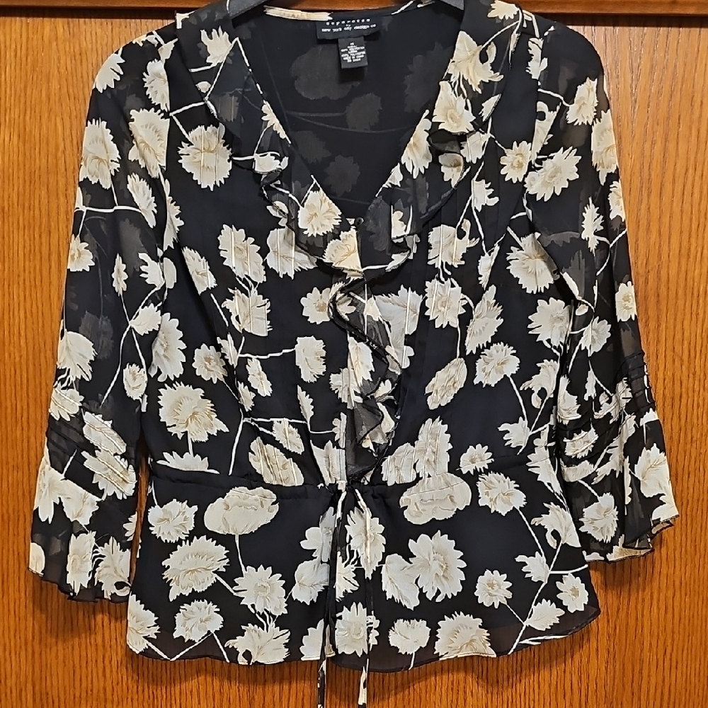 Chic Floral Ruffle Blouse in Black and Cream